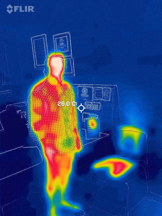 Captura termográfica FLIR mostrando rastros de calor en la silla y el libro